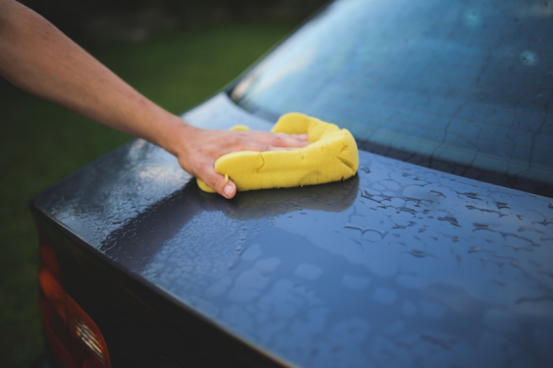 carrosserie-CASTAGNIERS-min_cleaning_washing_carwash_sponge_car_auto_hand_man-722705